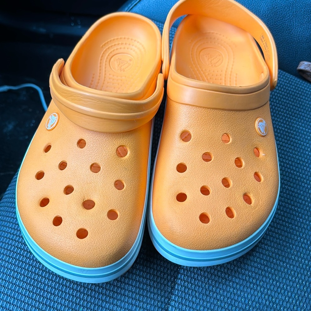 Crocs men 7 women 9 great shape 20 price drop!